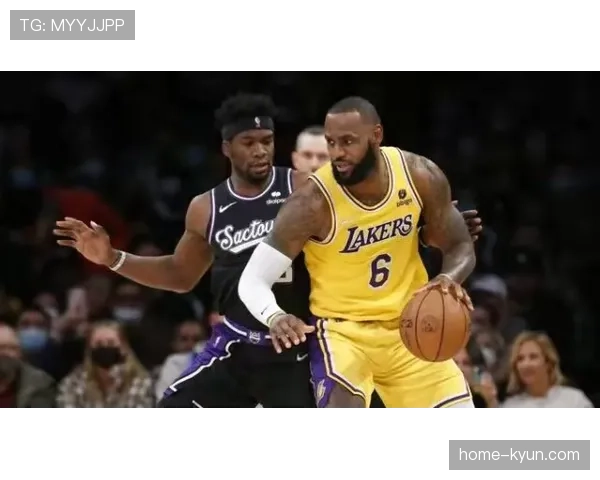 场边镜头：詹姆斯在暂停期间为队友详细讲解战术跑位