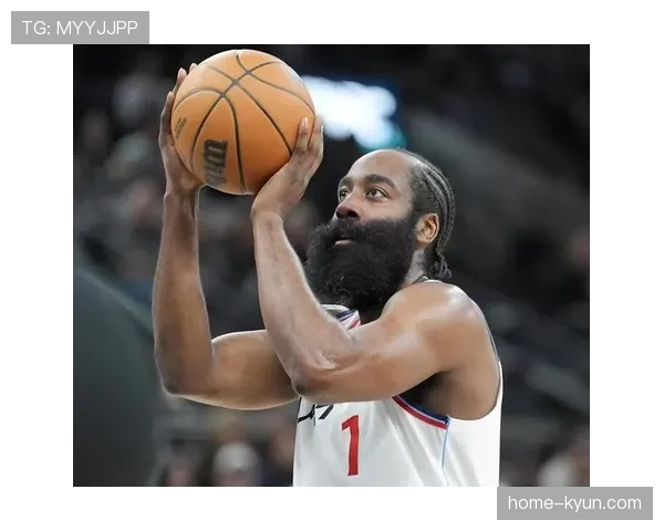 特写：老将塔克在板凳席末段为队友激情呐喊，尽显老将价值